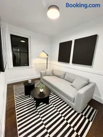 Modern Luxury Apartment in City - Image 3