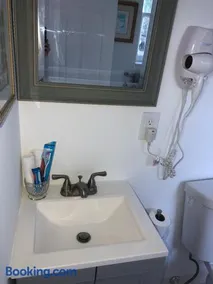 Cozy Aqua Private Suite with Parking - Image 3
