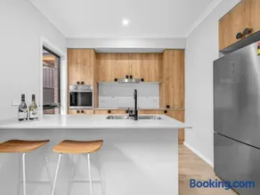Brand new 3 bed townhouse walk to town - Image 4