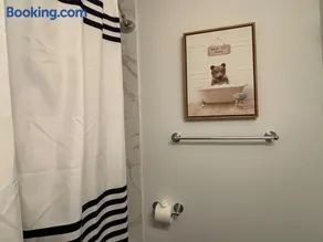 Modern 3 Bedroom with Parking in Boston - Image 3