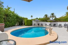 Villa avec jardin, barbecue et piscine privée | Vue jardin - Image 3
