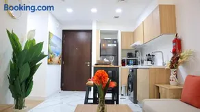 Azure Serenity 1BR - Chic Coastal Escape - Image 3