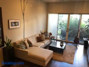 Beautiful Cottage, hot tub, in great neighborhood - Image 2
