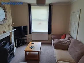 Entire town house with free parking - Image 2