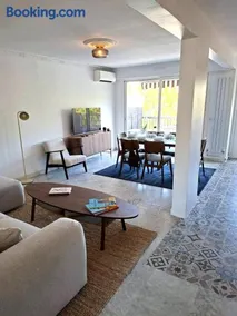 Elegant and comfortable 3 room, beach & transport within walking distance - Image 1
