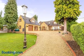 Beautiful 4-5 bedroom village house with rural views - Image 1