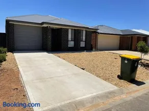Modern New 4BR Spacious Peaceful Family Home - Image 1