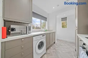 Spacious 2 Bed Apartment - Perfect for Long or Short Stays - Sleeps 4 - Free On Street Parking - Image 4
