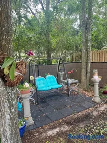 Cute 2 bedroom home, peaceful and so central ! - Image 2