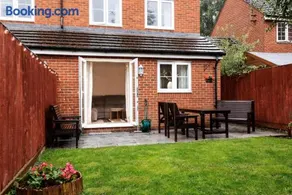 Spacious 4-Bedroom House in Aylesbury Ideal for Contractors Professionals or Larger Families - Image 4