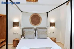 Cristina's House, Elegant Boho residence walk to Adamas Port - Image 3