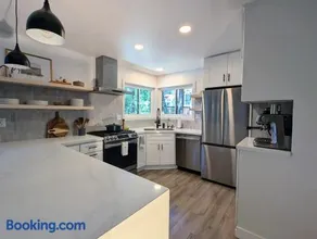 Fam & Pet Friendly Chalet w AC & BBQ - Top Rated - Image 3