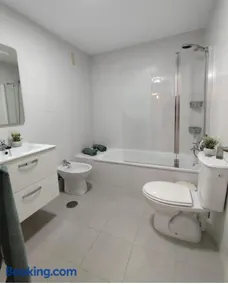 Habitacion Familiar LOVELY SEVILLA con baño compartido - Image 4