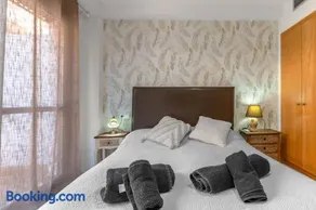 3HAB Premium, Checkin autónomo, Parking, terraza y piscina, 3 min Playa - Image 3