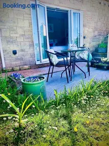 Beautiful Garden Room with Private Entrance - Image 3