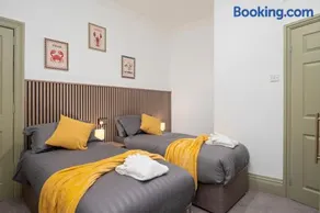 Claydens Guest House at Cleethorpes Sleeps 12 - Image 5