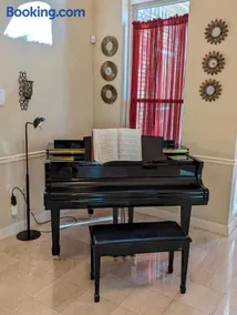 Spacious FIFA Houston Home with Pool Sleeps 13 - Image 4