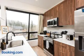 Modern condo with town and mountain views - Image 4