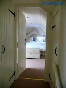 Beautiful spacious old schoolhouse with stunning sea views and beach nearby - Image 3