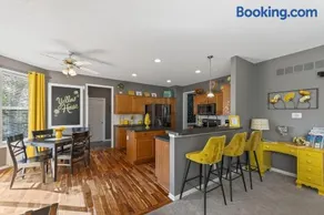The Yellow House - Hot Tub, Pool Table, Fire Pit, 6 Bedrooms - Image 2
