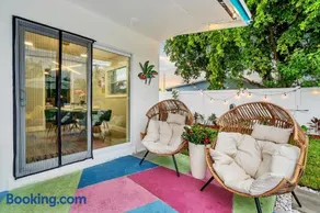 Charming Tropical Getaway with Heated pool-3mile to Beach - Image 4