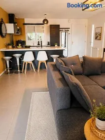 Cozy house with garden and covered terrace - Image 3
