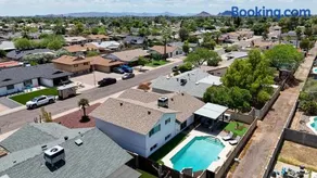 Mulberry Residence, Scottsdale Home with Heated Pool, Sleeps 15, Pet Friendly - Image 4
