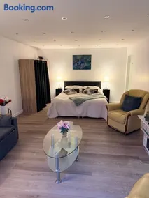 Entre Bordeaux et Saint-Émilion Élégant studio avec piscine privée - Image 1
