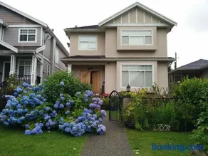 Helen's House / Close to Skytrain and Airport - Image 1