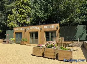 The Old Pool House, Stylish Large Studio in Private Country Estate with Air Con - Image 2