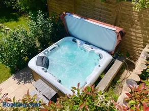 Wooden Apartman Prémium Jacuzzival - Image 2