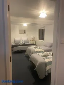 Swansea Peninsula Family Accommodation Full House - Image 2