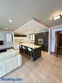 Seaside 3BR Apartment St Pauls Bay - Image 3