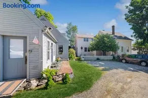 Downtown, ground floor studio near the ocean w/patio, outdoor dining area & more - Image 1
