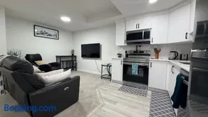 Cozy & Quiet Calgary 2BR Suite - Image 1