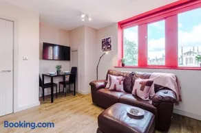 Modern 2BR near Wigan Town Centre - Image 3
