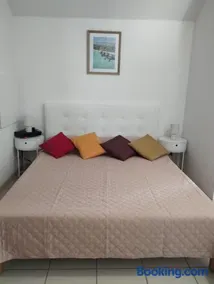 Studio cosy avec terrasse et parking dans résidence au calme avec piscine, à 3 min des thermes et centre ville - Image 4