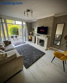 Modern 5 bed house In Solihull, Close to the NEC, Airport and Solihull Town - Parking - Image 3