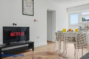 Heathrow Airport London Flight Serviced Apartment - Image 2