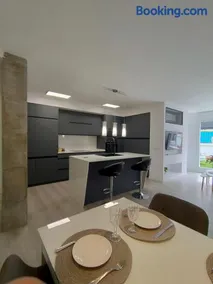 Casa Mallen, con amplia terraza, en el barrio de Nervión - Image 4