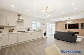 Stunning 4-bed house In Solihull, Close to the NEC, Airport, and Solihull Town - Parking - Image 5
