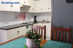 Cozy 2 Bedroom maisonette - Image 2