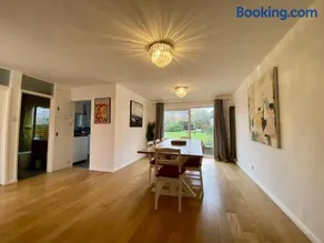 Spacious 4-Bed Home in Ascot - Image 5
