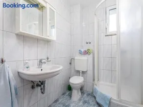Pretty Apartment in Mandre with Barbecue - Image 3