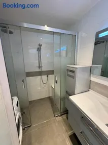 Appartement vue mer avec plage a pied garage prive à Golfe-Juan - Image 3