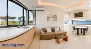 Apartment with panoramic sea view and rooftop - Image 3