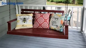 Jurney Home A Private 3BR Bungalow Min to Downtown - Image 3