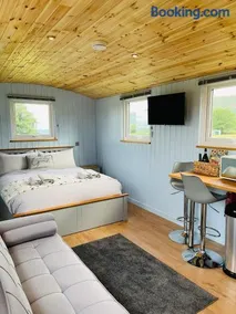 Red darren luxury hut - Image 3