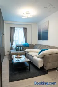 MIMIs Lakeside Apartment - NEWLY RENOVATED - Image 2
