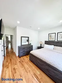 Cozy 3BR Retreat with Rooftop Near EWR & NYC Access - Image 2